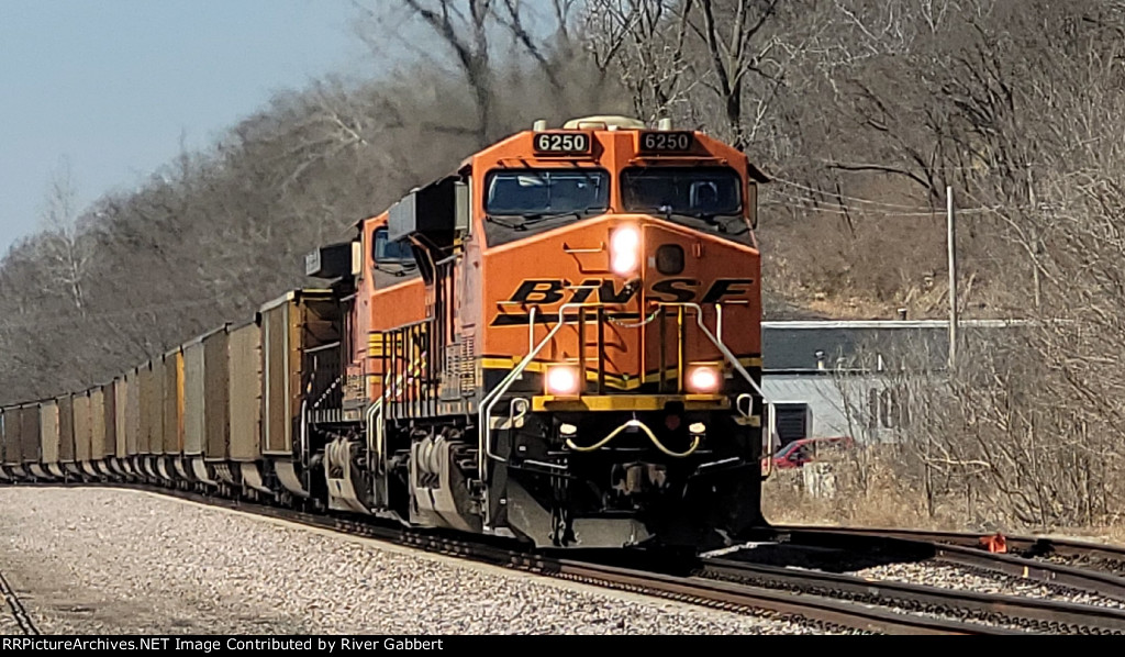 BNSF ES44AC 6250 and BNSF AC44CW 5712